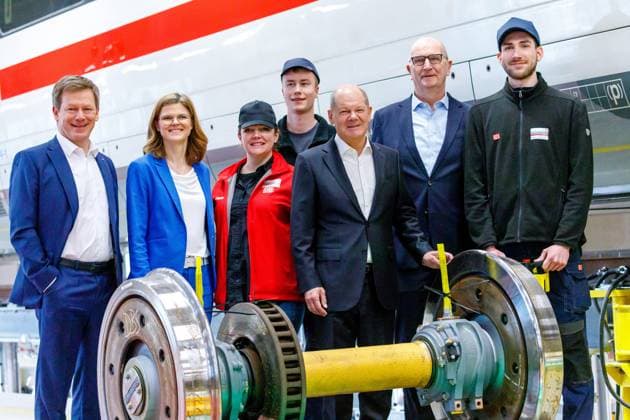 News Themen der Woche KW02 News Bilder des Tages Eroeffnung neues Bahnwerk Cottbus DEU Deutschland Brandenburg Cottbus, 11.01.2024, Feierliche Einweihung des neuen Bahnwerks Cottbus - Bahn-Vorstand Richard Lutz (links), Daniela Gerd tom Markotten (DB Vorstaendin Digitalisierung und Technik), Bundeskanzler Olaf Scholz und Dietmar Woidke (MP Brandenburg) posieren fuer ein Foto mit Bahn-Mitarbeitern vor einem ICE. Das neue ICE-Instandhaltungswerk in Cottbus (Neues Werk Cottbus) wird am 11. Januar 2024 durch den Bundeskanzler Olaf Scholz (SPD) in Betrieb genommen. Das Werk gilt als wichtiges Strukturwandelprojekt in der Lausitz. *** Opening of the new Cottbus railroad maintenance plant DEU Germany Brandenburg Cottbus, 11 01 2024, Ceremonial inauguration of the new Cottbus railroad maintenance AF_Bahnwerk_Cottbus_89491.jpeg