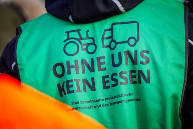 Bauernprotest in Cottbus DEU Deutschland Brandenburg Cottbus, 11.01.2024, Bauernprotest am Rande der Eroeffnung des neuen Bahnwerks in Cottbus. Bauern aus Brandenburg und der Region haben sich mit Traktoren vor dem neuen Bahnwerk in Cottbus fuer eine Protestaktion aufgestellt. Einige Veranstaltungsteilnehmer protestieren mit Bannern und Plakaten. *** Farmers protest in Cottbus DEU Germany Brandenburg Cottbus, 11 01 2024, Farmers protest on the sidelines of the opening of the new railroad plant in Cottbus Farmers from Brandenburg and the region have lined up with tractors in front of the new railroad plant in Cottbus for a protest action Some event participants protest with banners and posters AF_Cottbus_90426.jpeg