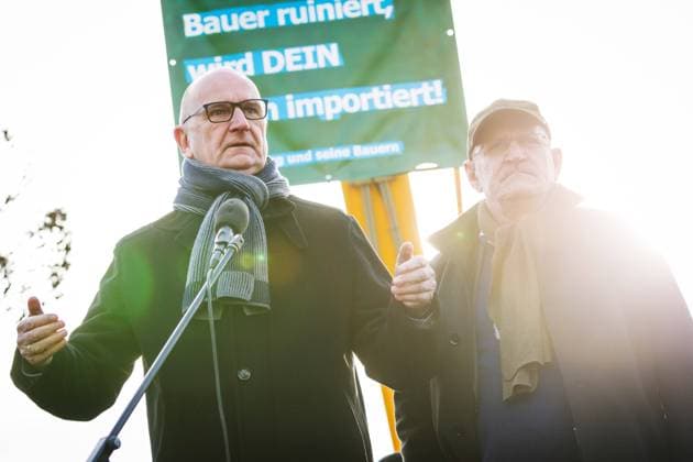 News Bilder des Tages Bauernprotest in Cottbus DEU Deutschland Brandenburg Cottbus, 11.01.2024, Bauernprotest am Rande der Eroeffnung des neuen Bahnwerks in Cottbus. Dietmar Woidke, Ministerpraesident des Landes Brandenburg, spricht zu den Teilnehmern der Protestaktion, neben ihm auf der Buehne Henrik Wendorff, Praesident des brandenburger Landesbauernverbandes. Bauern aus Brandenburg und der Region haben sich mit Traktoren vor dem neuen Bahnwerk in Cottbus fuer eine Protestaktion aufgestellt. Einige Veranstaltungsteilnehmer protestieren mit Bannern und Plakaten. *** Farmers protest in Cottbus DEU Germany Brandenburg Cottbus, 11 01 2024, Farmers protest on the sidelines of the opening of the new railroad plant in Cottbus Dietmar Woidke, Minister President of the AF_Cottbus_90454.jpeg