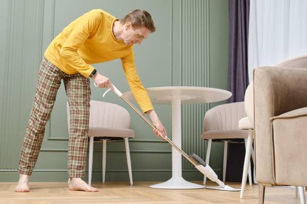 IMAGO Creative: Frühjahrsputz Barfüßiger Mann mittleren Alters wischt zu Hause den Boden, um ein sauberes Leben zu führen *** Barfüßiger Man middle Age wipes to House the Floor, at a clean Life to lead Copyright: imageBROKER/AlekseixIsachenko ibxaii10037272.jpg ,model released, Symbolfoto ,property released