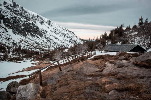  Eine ruhige Winterlandschaft mit einer Hütte, einem schneebedeckten Berg und einem Holzzaun in der Abenddämmerung. Polen, Riesengebirge (Karkonosze) *** a quiet Winter landscape with a Cabin, a snow-covered mountain and a Wooden fence in the Twilight Poland, Giant Mountains Karkonosze Copyright: imageBROKER/DARIUSZxSROKA ibxdsr10030629.jpg