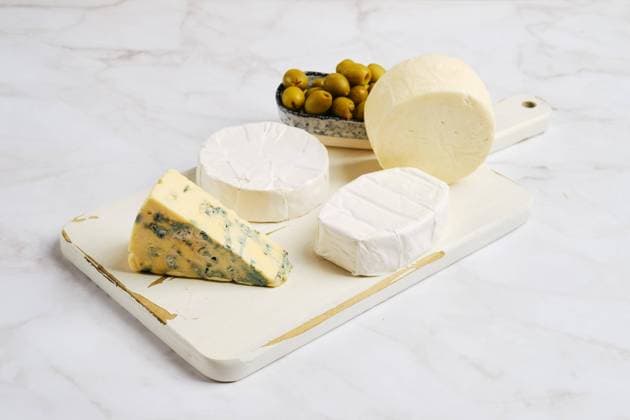 Stücke von Brie, Camembert, Ziegenkäse und Käse mit Blauschimmel auf Holzbrett *** Pieces from Brie, Camembert, Goat cheese and Cheese with Blue mold at Wooden board Copyright: imageBROKER AlekseixIsachenko ibxfbm10043046.jpg