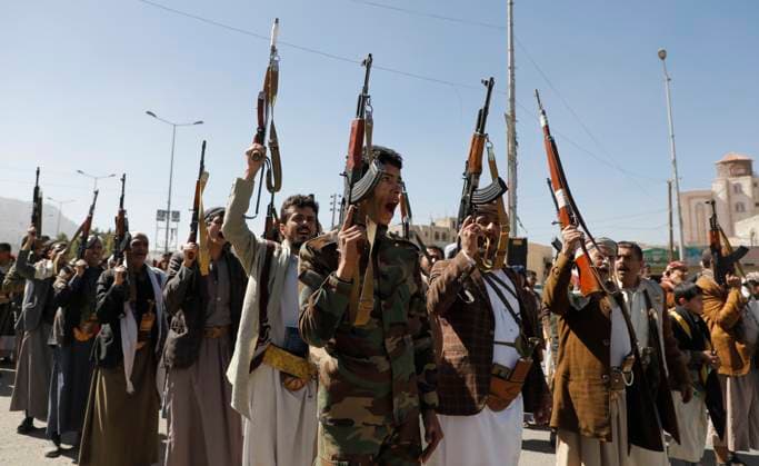 Bilder des Jahres 2024, News 01 Januar News Themen der Woche KW02 News Bilder des Tages January 11, 2024, Sanaa, Sanaa, Yemen: Newly recruited Houthi fighters hold up a weapons and chanting slogans in a ceremony at the end of their training in Sanaa, Yemen..The head of Yemen s Houthi movement, Abdul-Malik al-Houthi, has cautioned the United States and its allies about a potentially significant retaliation if they initiate a military strike against his nation..During a televised address on Thursday, Houthi declared that any such response would exceed the scale of the recent attack, in which Yemeni drones and missiles were directed at US and British vessels.. There will be a swift and powerful response to any American attack. Our retaliation will far exceed the impact of the recent strike, which involved twenty drones and multi - ZUMAa219 20240111_zip_a219_008 Copyright: xOsamahxYahyax