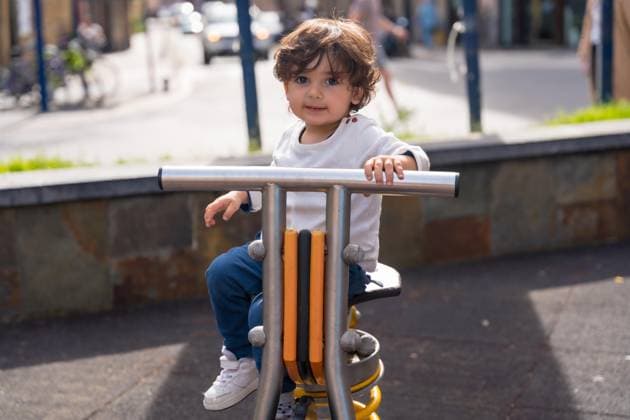 Creative Highlights Symbolbilder Porträt eines niedlichen Mädchens auf einem städtischen Spielplatz, das auf einem Fahrrad sitzt *** Portrait one cute Girls at a Municipalities Playground, the at a Bicycle sits Copyright: imageBROKER/UnaixHuizi ibxuhu10031847.jpg ,model released, Symbolfoto ,property released