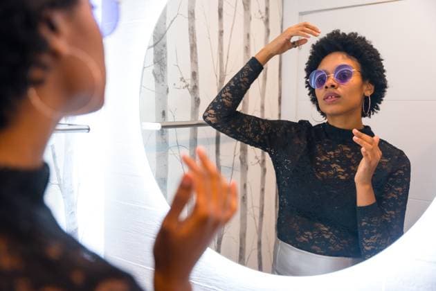 Creative Highlights Symbolbilder Afrikanische Frau mit Sonnenbrille, die ihre Haare kämmt und sich vor dem Spiegel für eine Nachtparty fertig macht *** African Woman with Sunglasses, the their Hair combs and itself before the Spiegel for a Night party finished makes Copyright: imageBROKER/UnaixHuizi ibxuhu10041641.jpg ,model released, Symbolfoto ,property released