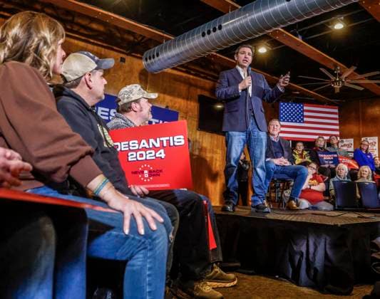 News Bilder des Tages Florida Governor and Republican presidential candidate Ron DeSantis speaks to voters at Jethto s BBQ in Ames, Iowa, January 11, 2024. DeSantis appealed to the audience to vote for him when Iowa Republican voters gather to caucus on January 15th to select their candidate for US president.  AIM20240111836 TANNENxMAURY