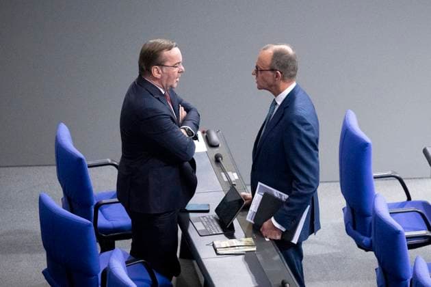 Boris Pistorius, Friedrich Merz DEU, Deutschland, Germany, Berlin, 13.12.2023 Boris Pistorius , Bundesverteidigungsminister SPD, und Friedrich Merz , Vorsitzender der CDU und Oppositionsfuehrer (rechts) neben dem Platz vom Bundeskanzler auf der Regierungsbank vor der Plenarsitzung zur Debatte zum bevorstehenden Gipfel des Europaeischen Rates und Stellungnahme an den Bundestag zum Haushalt im Plenarsaal Deutscher Bundestag in Berlin Deutschland. Die Koalition hat in letzter Minute eine Einigung erzielt, um die Haushaltsblockade zu beenden, nachdem ein Urteil des Bundesverfassungsgerichts ihre Ausgabenplaene fuer ungueltig erklaert und sie in eine Krise gestuerzt hatte en: Boris Pistorius , Federal Minister of Defence SPD, anf Friedrich Merz