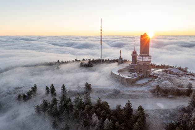 Bilder des Jahres 2024, News 01 Januar News Themen der Woche KW02 News Bilder des Tages Sonnenaufgang über den Wolken Die Höhenlagen des Taunus rund um den Großen Feldberg ragen am Morgen aus einem Nebelmeer, Teile der Landschaft sind mit Raureif bedeckt., Schmitten Hessen Deutschland *** Sunrise above the clouds In the morning, the heights of the Taunus around the Großer Feldberg rise out of a sea of fog, parts of the landscape are covered in hoarfrost , Schmitten Hessen Germany