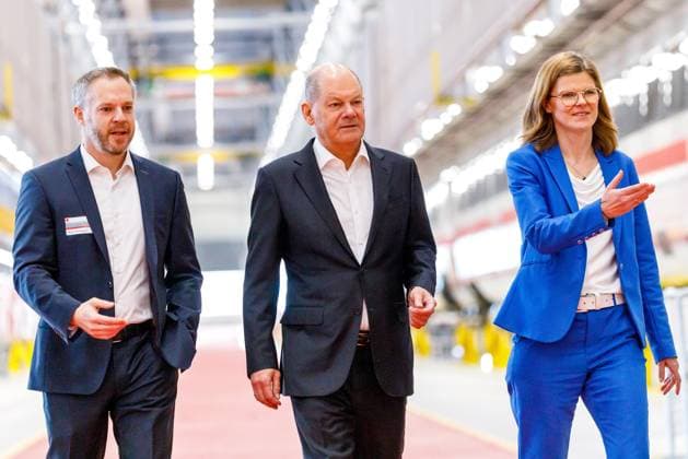 Eroeffnung neues Bahnwerk Cottbus DEU Deutschland Brandenburg Cottbus, 11.01.2024, Feierliche Einweihung des neuen Bahnwerks Cottbus - v.l.n.r.: Projektleiter Marc Hermann, Bundeskanzler Olaf Scholz und Daniela Gerd tom Markotten (DB Vorstaendin Digitalisierung und Technik) laufen durch die neue Werkhalle. Das neue ICE-Instandhaltungswerk in Cottbus (Neues Werk Cottbus) wird am 11. Januar 2024 durch den Bundeskanzler Olaf Scholz (SPD) in Betrieb genommen. Das Werk gilt als wichtiges Strukturwandelprojekt in der Lausitz. *** Opening of the new Cottbus railroad plant DEU Germany Brandenburg Cottbus, 11 01 2024, Ceremonial inauguration of the new Cottbus railroad plant from left to right Project Manager Marc Hermann, Federal Chancellor Olaf Sc AF_Bahnwerk_Cottbus_89465.jpeg