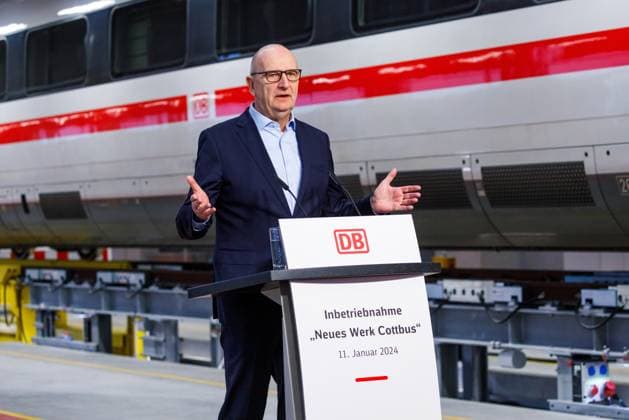 Eroeffnung neues Bahnwerk Cottbus - Dietmar Woidke DEU Deutschland Brandenburg Cottbus, 11.01.2024, Feierliche Einweihung des neuen Bahnwerks Cottbus - Dietmar Woidke, Mininisterpraesident des Landes Brandenburg, spricht zu den Gaesten der Veranstaltung, im Hintergrund ein ICE-Zug. Das neue ICE-Instandhaltungswerk in Cottbus (Neues Werk Cottbus) wird am 11. Januar 2024 durch den Bundeskanzler Olaf Scholz (SPD) in Betrieb genommen. Das Werk gilt als wichtiges Strukturwandelprojekt in der Lausitz. *** Opening of the new Cottbus railroad plant Dietmar Woidke DEU Germany Brandenburg Cottbus, 11 01 2024, Ceremonial inauguration of the new Cottbus railroad plant Dietmar Woidke, Minister President of the State of Brandenburg, speaks to guests at t AF_Bahnwerk_Cottbus_89728.jpeg