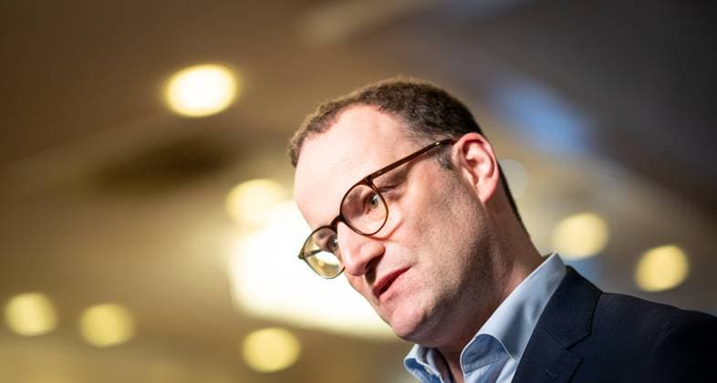 Closed meeting of the Federal Executive Committee of the CDU in Heidelberg Jens Spahn, member of the Federal Executive Committee, during a conversation with a journalist Closed meeting of the Federal Executive Committee of the CDU in Heidelberg Jens Spahn, member of the Federal Executive Committee, during a conversation with a journalist Fotograf