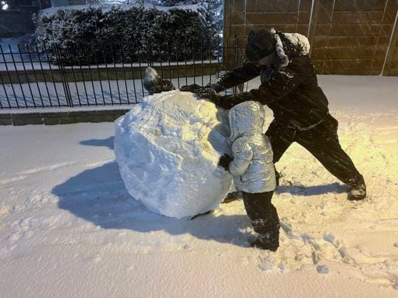 Massive Blizzard In Toronto, Canada A man and his children are making a large snowball during a massive blizzard in Toronto, Ontario, Canada, on January 12, 2024. The storm is expected to drop between 15-25 centimeters of snow across the Greater Toronto Area over the next two days. Toronto Ontario Canada  Copyright: xCreativexTouchxImagingxLtdx originalFilename: friedman-massiveb240112_npJzi.jpg
