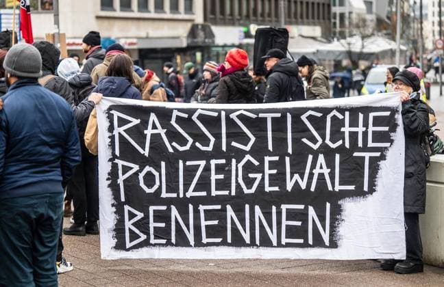 News Themen der Woche KW02 News Bilder des Tages Gerechtigkeit für Ibrahima Barry - Kundgebung in Mülheim an der Ruhr ** NUR FÜR REDAKTIONELLE ZWECKE ** EDITORIAL USE ONLY **<p>Rund 120 Menschen demonstrieren am Samstag, 13.01.2024, auf dem Kurt-Schumacher-Platz in Mülheim an der Ruhr gegen den Polizeieinsatz in einer städtischen Flüchtlingsunterkunft der zum bisher ungeklärten Tod des Guineers Gerechtigkeit für Ibrahima Barry zur Folge hatte. Deutschland NRW Mülheim an der Ruhr Copyright: MartinxMöller *** Justice for Ibrahima Barry rally in Mülheim an der Ruhr FOR EDITORIAL PURPOSES ONLY p Around 120 people demonstrate on Saturday, 13 01 2024, on Kurt Schumacher Platz in Mülheim an der Ruhr against the police operation in a municipal refugee shelter that led to the as yet une Copyright: MartinxMöller doc7tol1famdk6177kzlf76 ,EDITORIAL USE ONLY