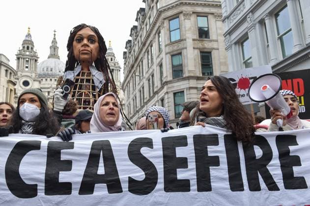 Bilder des Jahres 2024, News 01 Januar News Themen der Woche KW02 News Bilder des Tages January 13, 2024, London, England, United Kingdom: Little Amal, the 3.5-meter puppet of a nine-year-old Syrian refugee girl, joined the National March for Palestine outside St. Paul s Cathedral in London. Hundreds of thousands of protesters gathered at Bank Junction as part of a global day of action for Palestine. London United Kingdom - ZUMAk172 20240113_zip_k172_008 Copyright: xThomasxKrychx