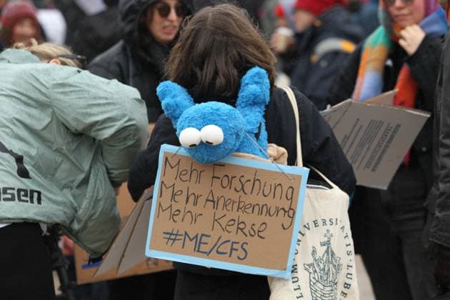 Mit einem Trauerzug sowie einer anschließenden Demonstration im Liegen vor dem Rathaus Hamburg haben am Samstagmittag rund 100 Menschen auf das Leid von Menschen mit der chronischen Erkrankung ME CFS (Myalgische Enzephalomyelitis Chronisches Fatigue-Syndrom) hingewiesen. Sie fordern Versorgung, Aufklärung, Anerkennung. Organisiert wurde die Demonstration als Trauergang von der Initiative Liegend-Demo . Altstadt Hamburg *** With a funeral procession and a subsequent demonstration in front of Hamburg City Hall on Saturday afternoon, around 100 people drew attention to the suffering of people with the chronic illness ME CFS Myalgic Encephalomyelitis Chronic Fatigue Syndrome They demanded care, education and recognition The demonstration w
