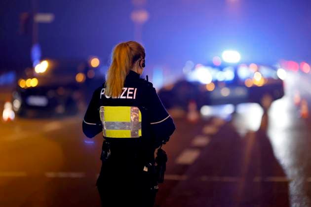 Polizistinnen der Kölner Polizei nehmen einen Unfall auf. Zwei Autos sind am frühen morgen an einer Ampel miteinander zusammengestoßen. Es kam zu einem Blechschaden. Gesplittertes Glas muss zusammengekehrt werden. (Themenbild, Symbolbild) Köln, 13.01.2024 NRW Deutschland *** Policewomen from the Cologne police record an accident Two cars collided at a traffic light early in the morning There was damage to the bodywork Splintered glass has to be swept up Theme picture, symbolic picture Cologne, 13 01 2024 NRW Germany Copyright: xChristophxHardtx