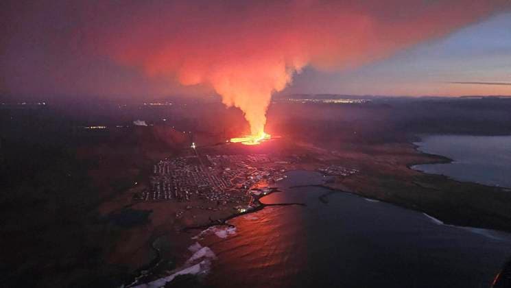 Bilder des Jahres 2024, News 01 Januar News Themen der Woche KW02 News Bilder des Tages Vulkan Island Oslo, Island 20240114. Det har startet et nytt vulkanutbrudd sorvest pa Island. En serie med sma jordskjelv startet like for klokken tre, skriver statskanalen. Selve utbruddet startet nord for Grindavik Foto: Almannavarnadeild rikisl?greglustjora NTB Oslo Island QLYRb_2YhDg EDITORIAL USE ONLY Ref:_BNCQLYRb_2YhDg.jpg  Copyright: xAlmannavarnadeildxrikisl?greglustjorax xNTBx