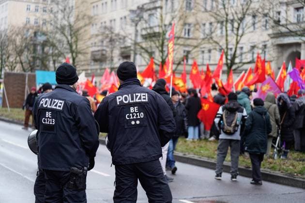 Bilder des Jahres 2024, News 01 Januar News Themen der Woche KW02 News Bilder des Tages Liebknecht-Luxemburg-Demonstration, Polizei Liebknecht-Luxemburg-Demonstration Berlin Berlin GER *** Liebknecht Luxemburg Demonstration, Police Liebknecht Luxemburg Demonstration Berlin Berlin GER