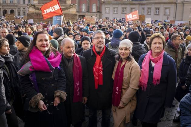 Bilder des Jahres 2024, News 01 Januar News Themen der Woche KW02 News Bilder des Tages Bundeskanzler Olaf Scholz, SPD, und Bundesaussenministerin Annalena Baerbock, Die Gruenen, besuchen auf dem Alten Markt in Potsdam die Kundgebung - Potsdam wehrt sich - eine Kundgebung des Buendnisses - Potsdam bekennt Farbe. Anlass ist die Berichterstattung ueber ein Treffen in Potsdam, bei dem AfD-Politiker und Unternehmer ueber einen Plan sprachen, wie man Migrantinnen und Migranten und deutsche Staatsbuergerinnen und Staatsbuerger mit migrantischem Hintergrund aus Deutschland vertreiben und deportieren kann. Potsdam, 14.01.2024 Potsdam Deutschland *** Federal Chancellor Olaf Scholz, SPD, and Federal Foreign Minister Annalena Baerbock, The Greens, attend the rally Potsdam wehrt sich a rally of the Potsdam bekennt Farbe alliance on th Copyright: xThomasxImox