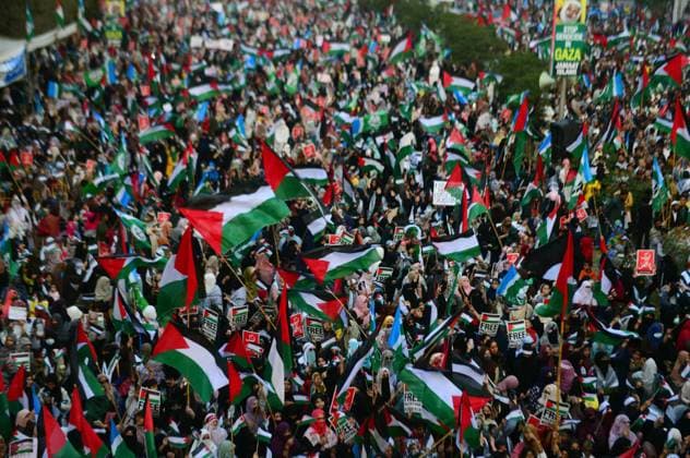 Bilder des Jahres 2024, News 01 Januar News Themen der Woche KW02 News Bilder des Tages RECORD DATE NOT STATED KARACHI, PAKISTAN, JAN 14: Leaders and supporters of Jamat-e-Islami (JI) are holding protest rally against Israeli cruel and inhumane acts and express unity with the innocent people of Palestine, held at Shahrah-e-Faisal road in Karachi on Sunday, January 14, 2024. (S.Imran Ali PPI Images). EDITORIAL USE ONLY Copyright: xx AR-ZM-140124x ppiphotos410810