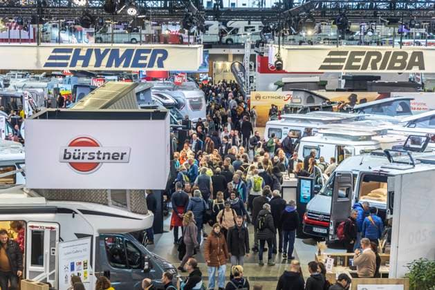 Präsentation von Wohnmobilen auf 26.800 Quadratmetern in Halle 1. CMT in Stuttgart eröffnet. Die Messe Caravan Motor Touristik gilt als Indikator für das Reiseverhalten in Deutschland. Nach Angaben des Messeveranstalters ist die CMT weltweit die größte Publikumsmesse für Tourismus und Freizeit. Alle Messehallen sind ausgebucht, 1600 Aussteller aus rund 100 Ländern präsentieren Reiseziele und neue Trend der Caravaning-Branche. 13.01.2024: Stuttgart, Baden-Württemberg, Deutschland. *** Presentation of motorhomes on 26,800 square meters in Hall 1 CMT opens in Stuttgart The Caravan Motor Touristik trade fair is regarded as an indicator of travel behavior in Germany According to the trade fair organizer, CMT is the worlds