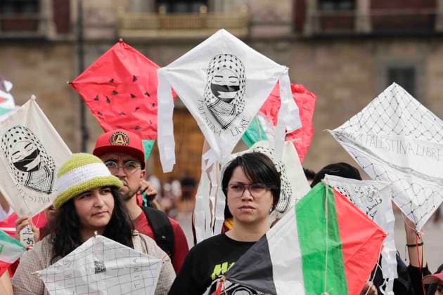 January 14, 2024, Mexico City, Mexico City, Mexico: Residents of Mexico City gathered in the city s Zocalo to carry out a kite making and flying activity as part of worldwide activities in support of Palestine. Mexico City Mexico - ZUMAs310 20240114_zip_s310_011 Copyright: xLuisxExSalgadox
