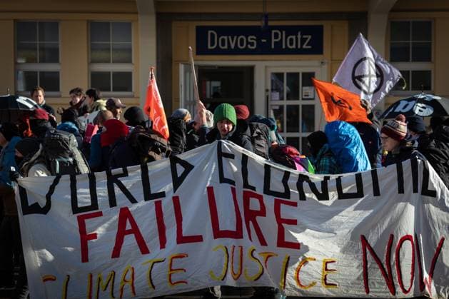 News Themen der Woche KW02 Weltwirschaftsforum in Davos January 14, 2024, Davos, Switzerland: Protesters hold a banner during a rally against the 54th World Economic Forum. Hundreds of protesters gathered to voice concerns about this year s World Economic Forum (WEF) agenda. The Forum engages society s political, business, and cultural leaders to shape global, regional, and industry agendas, which can impact everyone around the world. Davos Switzerland - ZUMAs197 20240114_aaa_s197_179 Copyright: xAndyxBartonx