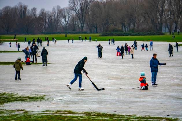 News Themen der Woche KW02 Die Rheinwiesen bei Düsseldorf-Niederkassel, Eisflächen nach Hochwasser, durch aufgestiegenes Grundwasser hinter dem Rheindeich, Wintervergnügen, Eislaufen, NRW, Deutschland, gefrorene Rheinwiesen *** The Rhine meadows near Düsseldorf Niederkassel, ice rinks after flooding, due to rising groundwater behind the Rhine dyke, winter fun, ice skating, NRW, Germany, frozen Rhine meadows