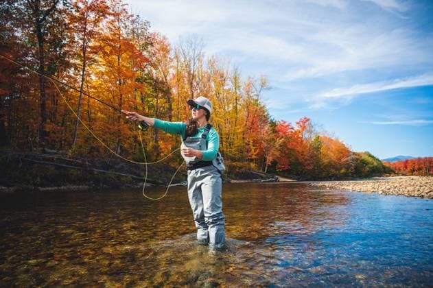 Creative Highlights Symbolbilder Woman fishing on sunny day in river during foliage season Conway, New Hampshire, United States CR_BRDO230208-1123745-01 ,model released, Symbolfoto