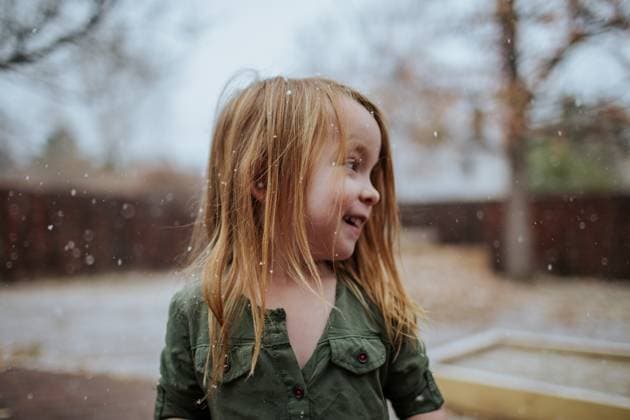 Creative Highlights Symbolbilder Happy preschool girl standing outside in light snow Aurora, Colorado, United States R_JEMI240114E-1244947-01 ,model released, Symbolfoto