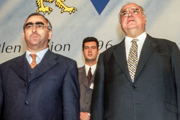 Markus Söder, 29, zwischen Helmut Kohl und Theo Waigel beim CSU-Parteitag, München, 23. November 1996 Deutschland, München, 23. November 1996, Markus Söder, 29, JU-Landesvorsitzender Bayern, zwischen Helmut Kohl, Bundeskanzler, und Theo Waigel, CSU-Parteivorsitzender und Bundesfinanzminister, beim CSU-Parteitag, singen Deutschlandlied und Bayernhymne, Politik, Bayern, Geschichte, 1990er Jahre, historisch, *** Markus Söder, 29, between Helmut Kohl and Theo Waigel at the CSU Party Congress, Munich, November 23, 1996 Germany, Munich, November 23, 1996, Markus Söder, 29, JU State Chairman of Bavaria, between Helmut Kohl, Federal Chancellor, and Theo Waigel, CSU Party Chairman and Federal Minister of Finance, at the CSU Party Congress, singi