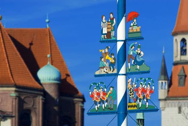  Maibaum auf dem Viktualienmarkt mit Musikanten, tanzendem Paar, Marktfrau, Kellnerin vom Oktoberfest, Turm des neuen Rathauses im Hintergrund, München, Bayern, Deutschland, Europa *** Maypole at the Viktualienmarkt with Musicians, tanzendem Pair, Market woman, Waitress from Oktoberfest, Tower of New City Hall at Background, Munich, Bavaria, Germany, Europe Copyright: imageBROKER/Dirkxv.xMallinckrodt ibldvm10060688.jpg