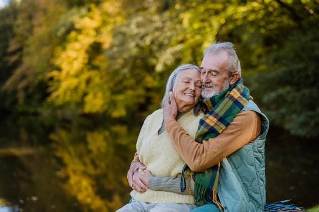 Senior couple in love huging each other near lake, during autumn day. Senior couple in love huging each other near a lake, during autumn day. model released Copyright: xx HHH AUTUMN SENIOR NATURE WALK 2022 HHH 170