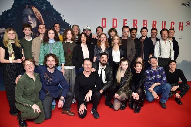 Bilder des Jahres 2024, Entertainment 01 Januar Entertainment Themen der Woche KW03 Entertainment Bilder des Tages der Komplette Cast, der Serie... Karoline Schuch, Felix Kramer, Lucas Gregorowicz, Jan Krauter, Robert Glatzeder, Stefan Weinert, Uta Janietz, Berit Künnecke, Sebastian Urzendowsky, Nicola Magdalena Lüders, Florian Hertweck, Justine Sobik, Alix Heyblom, Frida Beineix und Richard Manualpillai sowie die Serienschöpfer Adolfo J. Kolmerer (Regie), Christian Alvart (Regie, Drehbuch und Produzent), Arend Remmers (Headautor, Drehbuch) sowie Thomas Schreiber, Geschäftsführer der ARD Degeto und Christoph Pellander, Redaktionsleiter der ARD Degeto. Ankunft zur PREMIERE, der achtteilige Mystery-Crime-Serie Oderbruch - startet am 19. Januar 2024 in der ARD Mediathek und wird am 19. und 26. Januar 2024 jeweils ab 22:20 Uhr mit vier Folgen im Ersten gez Photopress Mueller