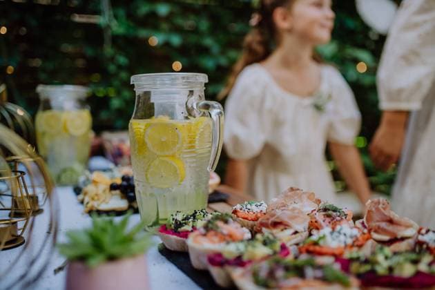 Close up of dessert buffet at small wedding reception outside in the backyard, little girls in background. A close-up of dessert buffet at small wedding reception outside in the backyard, little girls in background. model released Copyright: xx HHH BACKYARD WEDDING 2022 HHH 188