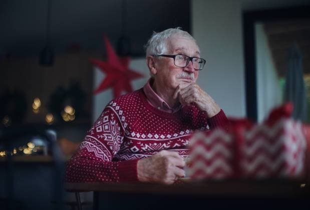 Unhappy senior man sitting alone and waiting for family during Christmas Eve.Concept of solitude senior and mental health. Unhappy senior man sitting alone and waiting to family during Christmas Eve. Concept of solitude seniors. model released Copyright: xx HHH CHRISTMAS SENIORS 2022 HHH 054