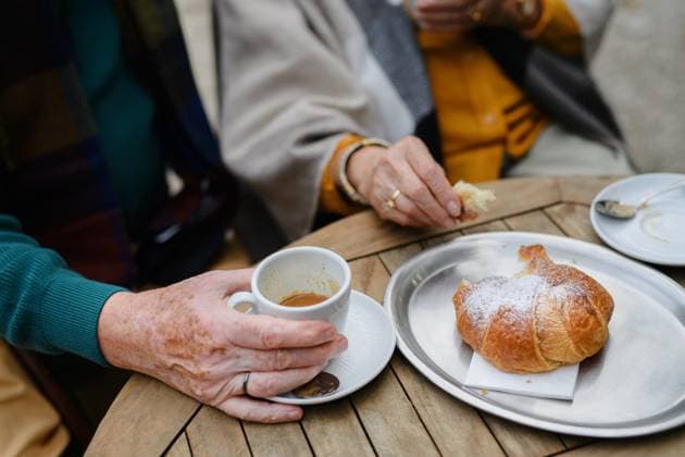 Close-up of senior couple enjoying cup of coffee and cake outdoor in cafe. Close-up of senior couple enjoying cup of coffee and cake outdoor in a cafe. model released Copyright: xx HHH ELDERLY FRIENDS AUTUMN FUN 2022 HHH 256