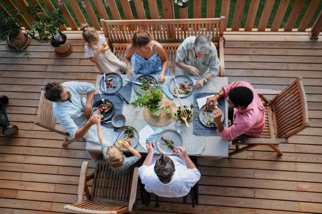 Top view of 3 generations family eating at barbecue party dinner on patio, people sitting at table on patio with grill. A top view of 3 generations family eating at barbecue party dinner on patio, people sitting on patio with grill. model released Copyright: xx HHH FAMILY GRILL BODOVCI 2022 HHH 313