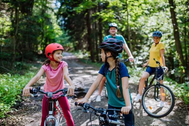 Young family with little children at bike trip together in nature. Young family with little children at a bike trip together in nature. model released Copyright: xx HHH FAMILY PICNIC 2022 HHH 035