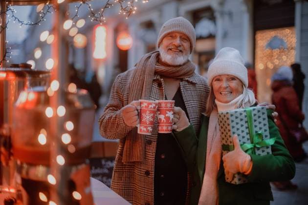 Happy senior couple enjoying christmas market, buying gifts. Happy senior couple enjoying outdoor christmas market, buying gifts. model released Copyright: xx HHH SENIORS CHRTISTMAS MARKET 2022 HHH 313