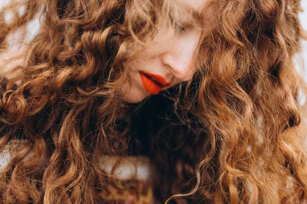 Creative Highlights Symbolbilder Curly redhead young woman in Prague, cloudy Prague, Prague, Czechia CR_UJEL240116-1324952-01 ,model released, Symbolfoto