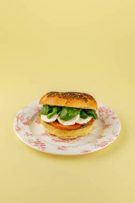 bagel with tomatoes, mozzarella, spinach and pesto sauce R_KUAL240116-1323966-01
