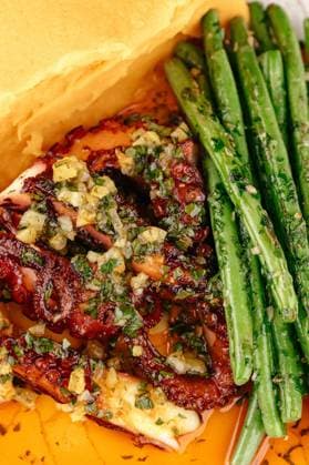 IMAGO Creative: Food, Spargel grilled octopus with sauce and asparagus on a plate R_KUAL240116E1-1324782-01