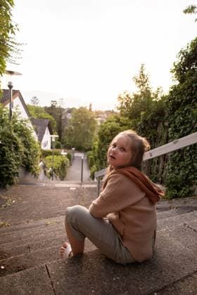 girl sits alone on the stairs , Mainz, Rhineland-Palatinate, Germany R_ZQTX240116-1326995-01 ,model released, Symbolfoto