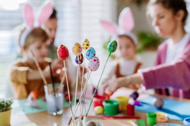 Happy family with little kids decorating easter eggs, close-up. Happy family with little kids decorating easter eggs in their home, close-up. model released Copyright: xx HHH FAMILY EASTER PH 2023 HHH 065