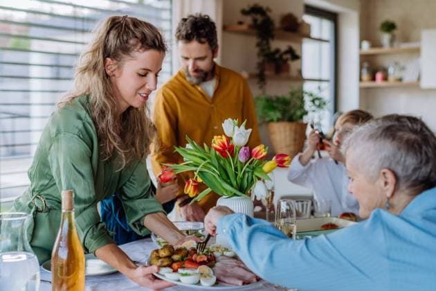 Happy multigenertional family having Easter dinner together. Happy multigenertional family having Easter lunch together. model released Copyright: xx HHH FAMILY EASTER PH 2023 HHH 577