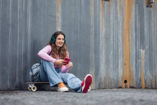 Portrait of generation z girl student sitting outdoors in the city alone. Portrait of generation z girl student sitting outdoors in the city. Student spending free time online and alone. Concept of gen Z as loneliest generation. model released Copyright: xx HHH GEN Z 2 2023 HHH 086