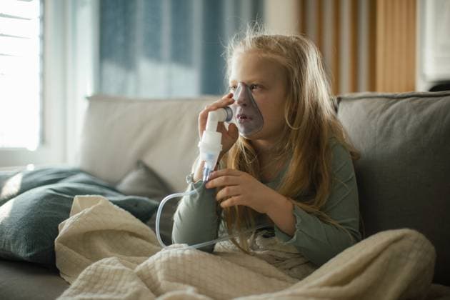 LIttle sick girl using inhaler during flu. LIttle sick girl using an inhaler during flu. model released Copyright: xx HHH SENIOR CITY AND GRANDPARENTS 2023 HHH 029.jpeg