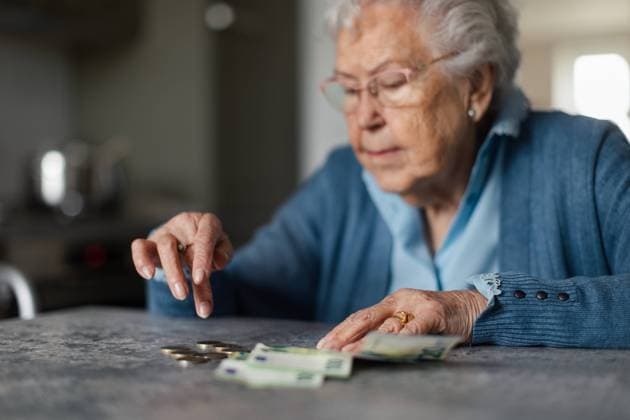 Senior woman counting her money at home. Unhappy enior woman counting her pension at home. model released Copyright: xx HHH SENIOR DAILY ROUTINE 2023 HHH 061.jpeg