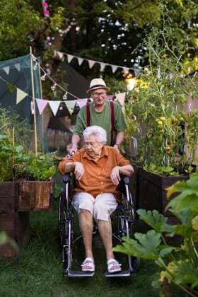 IMAGO Creative: Sommer, Sommertage im Garten Family haivng party during warm summer evening in urban garden. Family haivng party during warm summer evening in urban garden. Senior couple celebrating birthday, having garden party in the backyard. model released Copyright: xx HHH SENIOR URBAN GARDEN 2023 HHH 090.jpeg